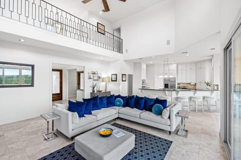 Poolside Retreat - Fire Pit Hot Tub & Sleeps 14 House in Lake Austin