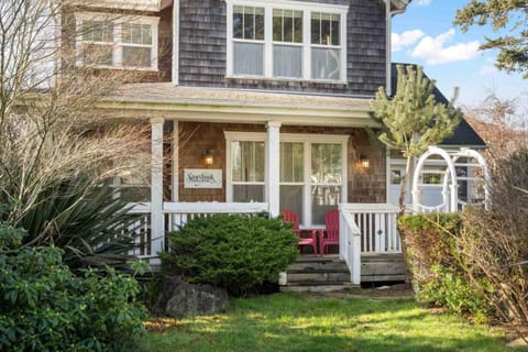 Storybook Beach Cottage House in Lincoln City