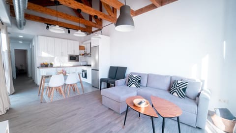 Kitchen or kitchenette, Living room, Seating area, Dining area