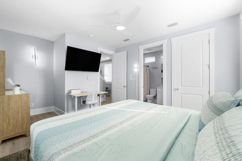 Bed, TV and multimedia, Bedroom