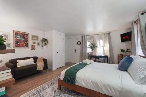 Homey Studio Near Downtown Sac and American River Apartment in Sacramento