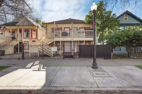 Homey Studio Near Downtown Sac and American River Apartment in Sacramento