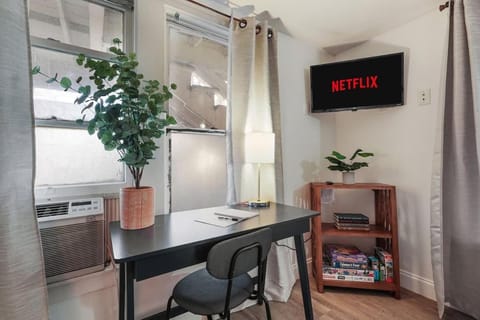 Homey Studio Near Downtown Sac and American River Apartment in Sacramento