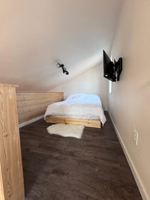 Bed, TV and multimedia, Photo of the whole room