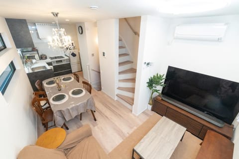 TV and multimedia, Living room, Seating area, Dining area, air conditioner