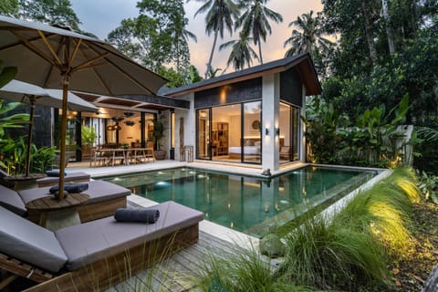 Property building, Garden, Pool view, Swimming pool, sunbed