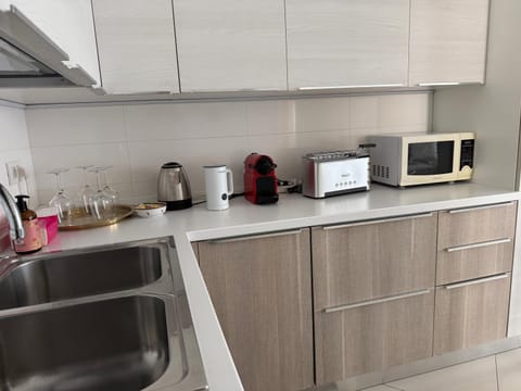 Kitchen or kitchenette, Breakfast, microwave, oven, toaster, kitchen