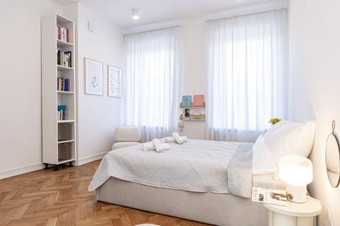 Seating area, Bedroom, towels