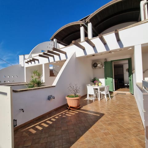 Property building, Patio, Day, Balcony/Terrace, Balcony/Terrace