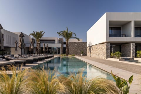 Property building, Swimming pool, sunbed