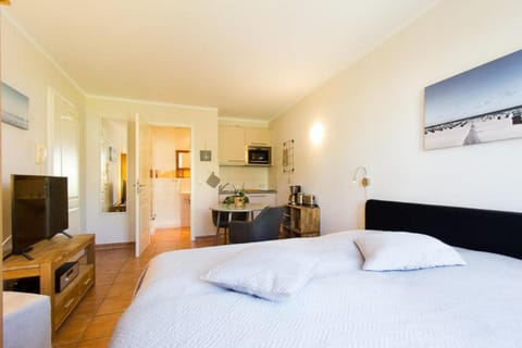 Kitchen or kitchenette, Bedroom