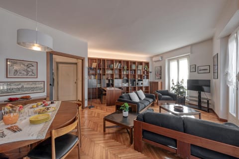TV and multimedia, Living room, Seating area, Dining area