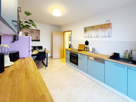 Coffee/tea facilities, Kitchen or kitchenette, Dining area, oven, stove