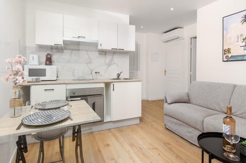 Kitchen or kitchenette, Living room, Dining area, stove