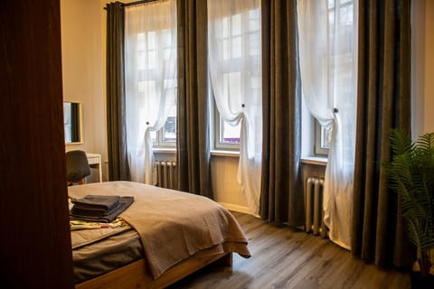 Bed, Bedroom, towels