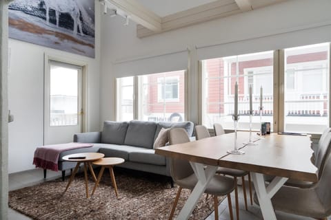 Communal lounge/ TV room, TV and multimedia, Balcony/Terrace, Living room, Seating area, fireplace, heating, internet