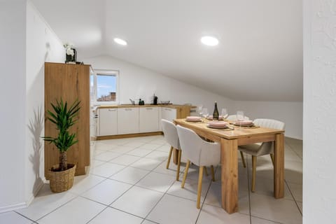 Kitchen or kitchenette, Dining area