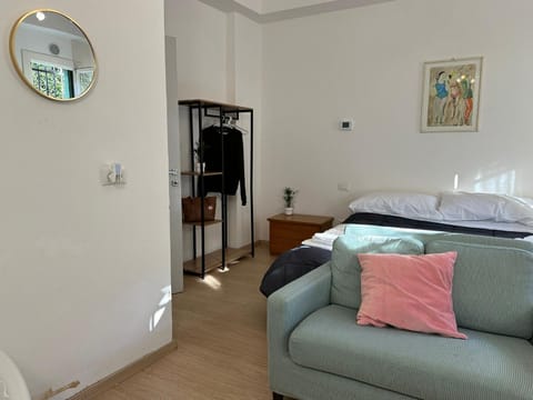 Bed, TV and multimedia, Living room, Photo of the whole room, Seating area, Bedroom, wardrobe