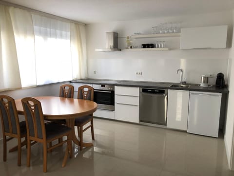 Kitchen or kitchenette, Dining area