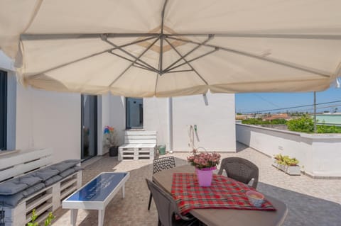 Property building, Balcony/Terrace, Living room