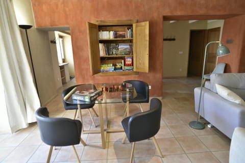 Library, Living room, Seating area