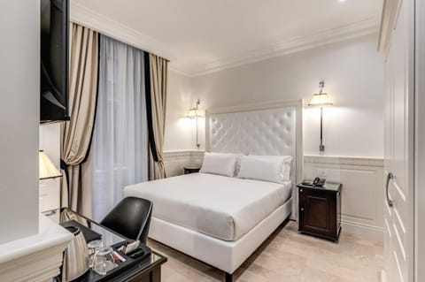 Bed, TV and multimedia, Living room, Photo of the whole room, Seating area, Bedroom