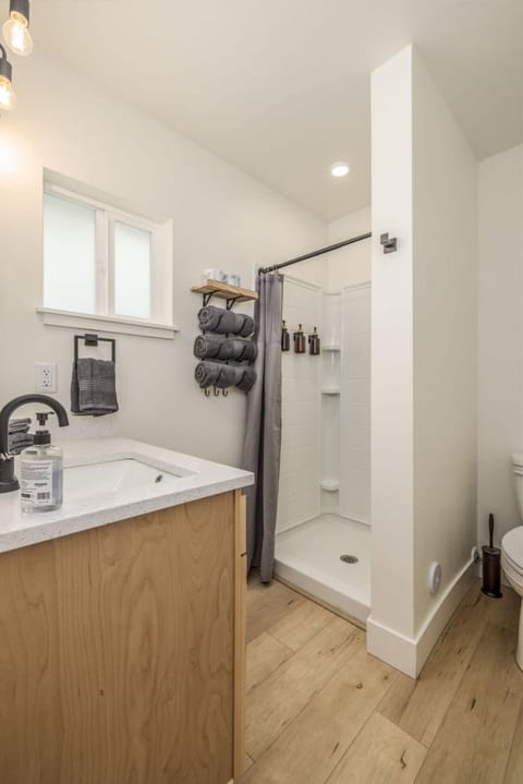 Fresh Modern Retreat 5 Min to CDA Lake And Vibrant Downtown Inn in Coeur dAlene