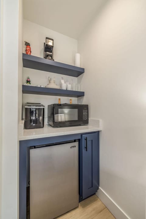 Pet Friendly Studio Steps from Food Truck Pavilion Inn in Coeur dAlene