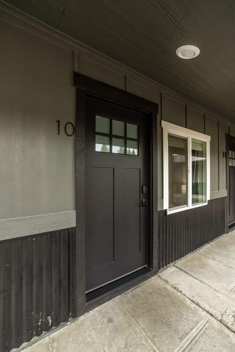 Pet Friendly Studio Steps from Food Truck Pavilion Inn in Coeur dAlene