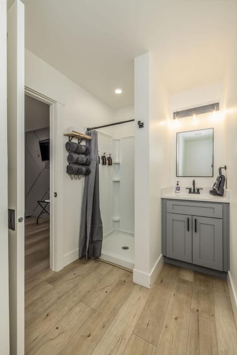 Modern Studio #11 - Food Trucks & Mins to CDA Lake Inn in Coeur dAlene