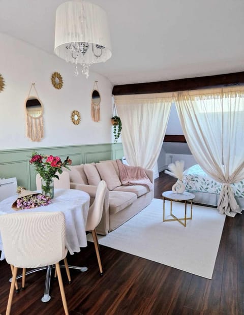 Bed, Living room, Photo of the whole room, Seating area, Dining area, Bedroom