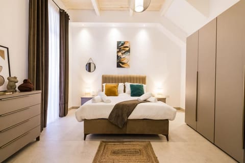 Bed, Photo of the whole room, Decorative detail, Bedroom, towels, wardrobe