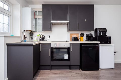 Coffee/tea facilities, Kitchen or kitchenette, oven, pet friendly, stove, toaster