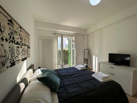 Bed, TV and multimedia, Photo of the whole room, Seating area, Bedroom, towels