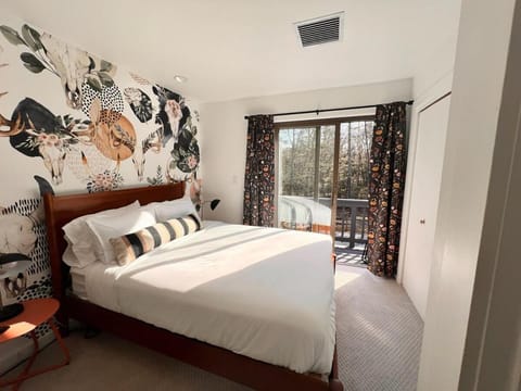 Luxury Woodstock Retreat Hot tub heated pool House in Capital District, NY, USA