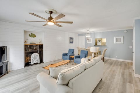 3 Mi to St Simons Beach Gem with Pool Access and Deck Apartment in Saint Simons Island