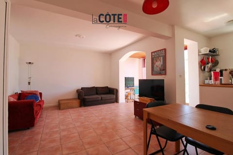 TV and multimedia, Living room, Seating area, Dining area