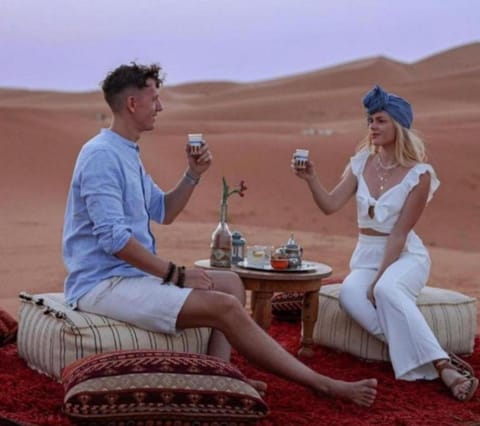 People, Natural landscape, Coffee/tea facilities, Food and drinks, Guests, Drinks, Alcoholic drinks, group of guests