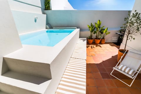 Day, Swimming pool, sunbed