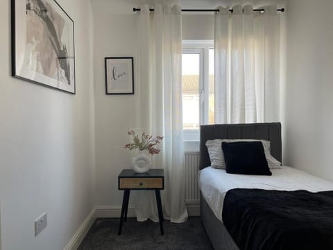 Spacious and Modern Home in Woodhouse - Sleeps 10 House in Leeds