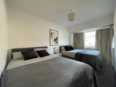 Spacious and Modern Home in Woodhouse - Sleeps 10 House in Leeds