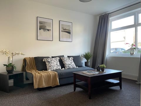 Spacious and Modern Home in Woodhouse - Sleeps 10 House in Leeds