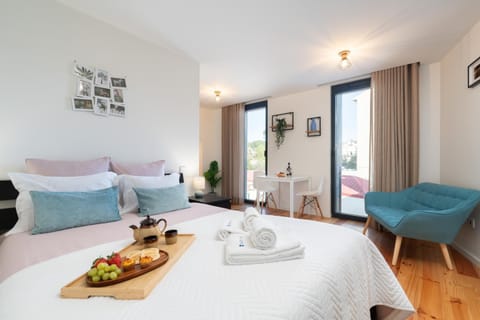 Bed, Living room, Seating area, Dining area, Bedroom, towels
