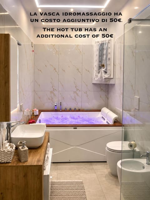 Hot Tub, Bathroom
