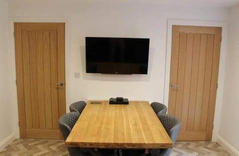 Churchwood Modern 3 bed Fantastic Location & Long stays Apartment in Grimsby