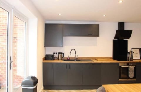 Churchwood Modern 3 bed Fantastic Location & Long stays Apartment in Grimsby