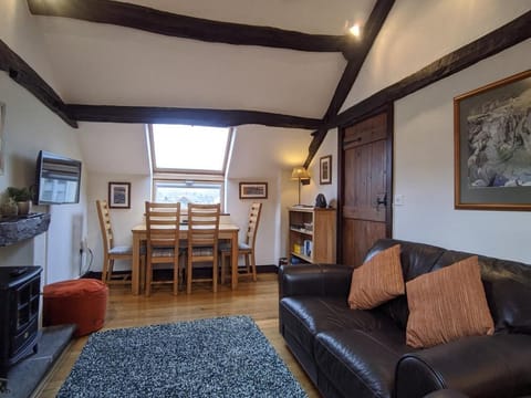 TV and multimedia, Living room, Seating area, Dining area