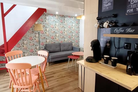Coffee/tea facilities, Living room, Dining area