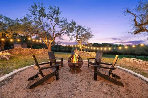 NEW Treehouse at Link Lane 2 Acres w Hot Tub House in Wimberley