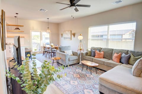 Cedar Lodge at Little Ranches 5 min to Square House in Wimberley